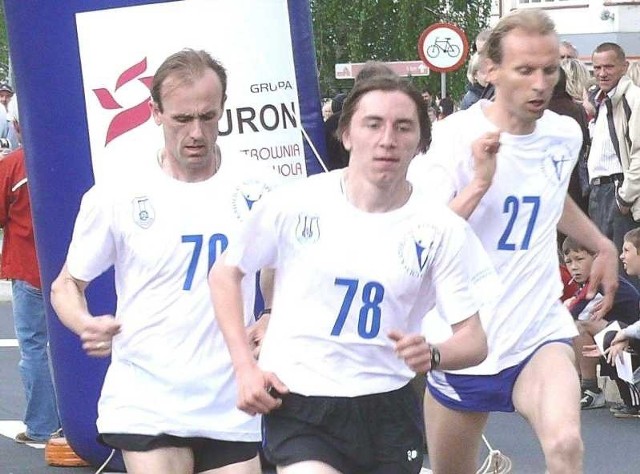 Faworyt zawodów w Stalowej Woli, reprezentant gospodarzy Bogdan Dziuba z Victorii (z lewej), nie zawiódł i wygrał bieg główny na 5 kilometrów.