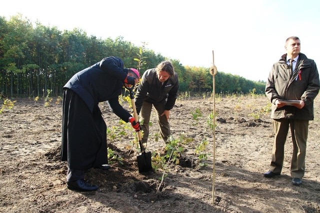 Uroczystości rozpoczęły się mszą świętą celebrowaną przez Biskupa Diecezji Koszalińsko-Kołobrzeskiej Księdza Krzysztofa Włodarczyka oraz kapłanów Parafii Tychowskiej.Podczas spotkania został odczytany list intencyjny przesłany przez minister Małgorzatę Golińską, która podkreśliła jak ważne jest oddanie leśników w budowaniu historii naszego kraju: Dzięki tym ludziom, ich działaniom i oddaniu sprawie, Polska może obchodzić w 2018 roku 100-lecie swojego powrotu na mapę wolnych państw świata. Polska jest dumna ze swojej historii, a dzięki poprzednim pokoleniom Polaków, my dzisiaj możemy z nadzieją patrzeć w przyszłość - napisała Pani Minister Małgorzata Golińska.Jednym z punktów była prelekcja dr. Pawła Skubisza – Dyrektora Oddziału Instytutu Pamięci Narodowej w Szczecinie, który przypomniał zebranym trudną historię Polski od czasu I rozbioru do momentu odzyskania niepodległości w 1918 roku. Po wykładzie wszyscy uczestnicy udali się do lasu, gdzie odbyło się uroczyste sadzenie 100 dębów na 100-lecie odzyskania niepodległości.Piękna pogoda, szum drzew dookoła oraz jesienna aura sprzyjała wspólnym rozmowom oraz refleksjom nad trudem walki jaką stoczyli nasi przodkowie abyśmy dzisiaj mogli żyć w wolnym kraju.Po posadzeniu 100 dębów nastąpiło odsłonięcie obelisku pamięci dla uczczenia 100-lecia odzyskania przez Polskę niepodległości.W uroczystościach udział wzięli zaproszeni goście m.in. dyrektor RDLP w Szczecinku, przedstawiciele lokalnych władz samorządowych, służb mundurowych, organizacji pozarządowych, oświaty oraz wiele znakomitych osobistości.Zobacz także Festiwal dyni w Radaczu