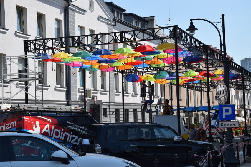 Białystok. Ulica Kilińskiego nabiera kolorów. Trwa montaż kilkuset parasoli (zdjęcia)