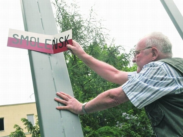 - Dbamy o to miejsce, sprzątamy, pielęgnujemy. Pod płytą leżą prochy naszych bliskich. Nie pozwolimy na to, żeby robić tu polityczne przedstawienia - Zapowiada Włodzimierz Bogucki.