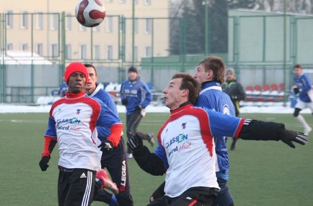 Na razie jedynym nowym graczem w Broni jest Maciej Czachór (z prawej). Drugim powinien być Nigeryjczyk, Jayesimi Noheem (z lewej).