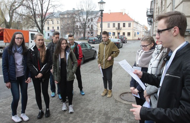 Gimnazjaliści z Małęczyna przy ratuszu w Rynku otrzymali zadanie rozwiązania krzyżówki o Marii Kelles-Krauz.