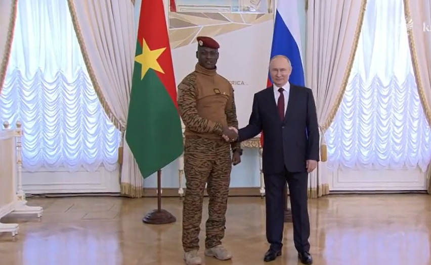Putin spotkał się z samozwańczym przywódcą Burkina Faso....