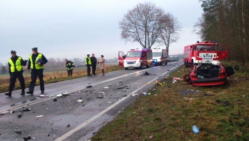 Opel zderzył się z ciężarówką. Kierowca zginął. Jego żona i córka walczą o życie (ZDJĘCIA)