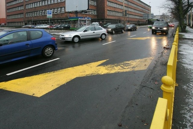 Pozostawiona przez drogowców tymczasowa organizacja ruchu, wytyczone żółtymi znakami poziomymi, wprowadza kierowców w błąd.