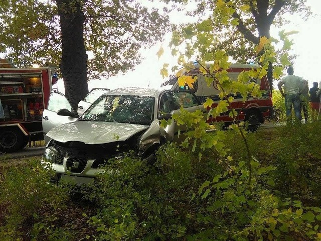 Seatem podróżowała 30 - letnia kobieta z dzieckiem. Oboje doznali ogólnych potłuczeń.