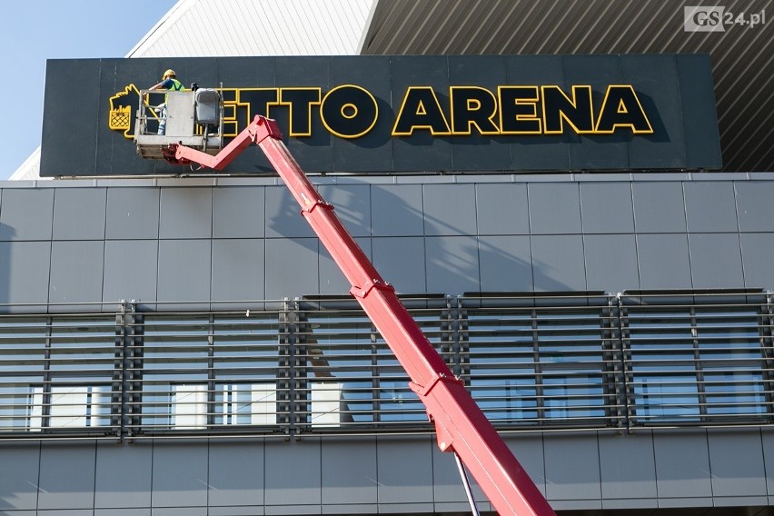 Napisy NETTO ARENA już powieszone na hali przy ul. Szafera [ZDJĘCIA]                               