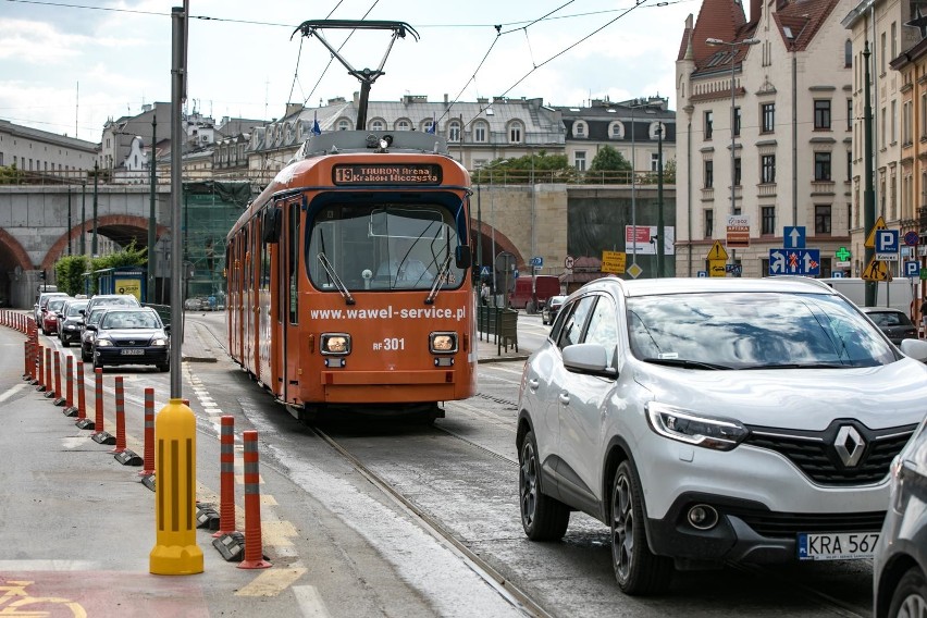 Kraków. Mieszkańcy na rowery - to plan urzędu na uniknięcie komunikacyjnego paraliżu. Radni apelują o wycofanie się z takich eksperymentów