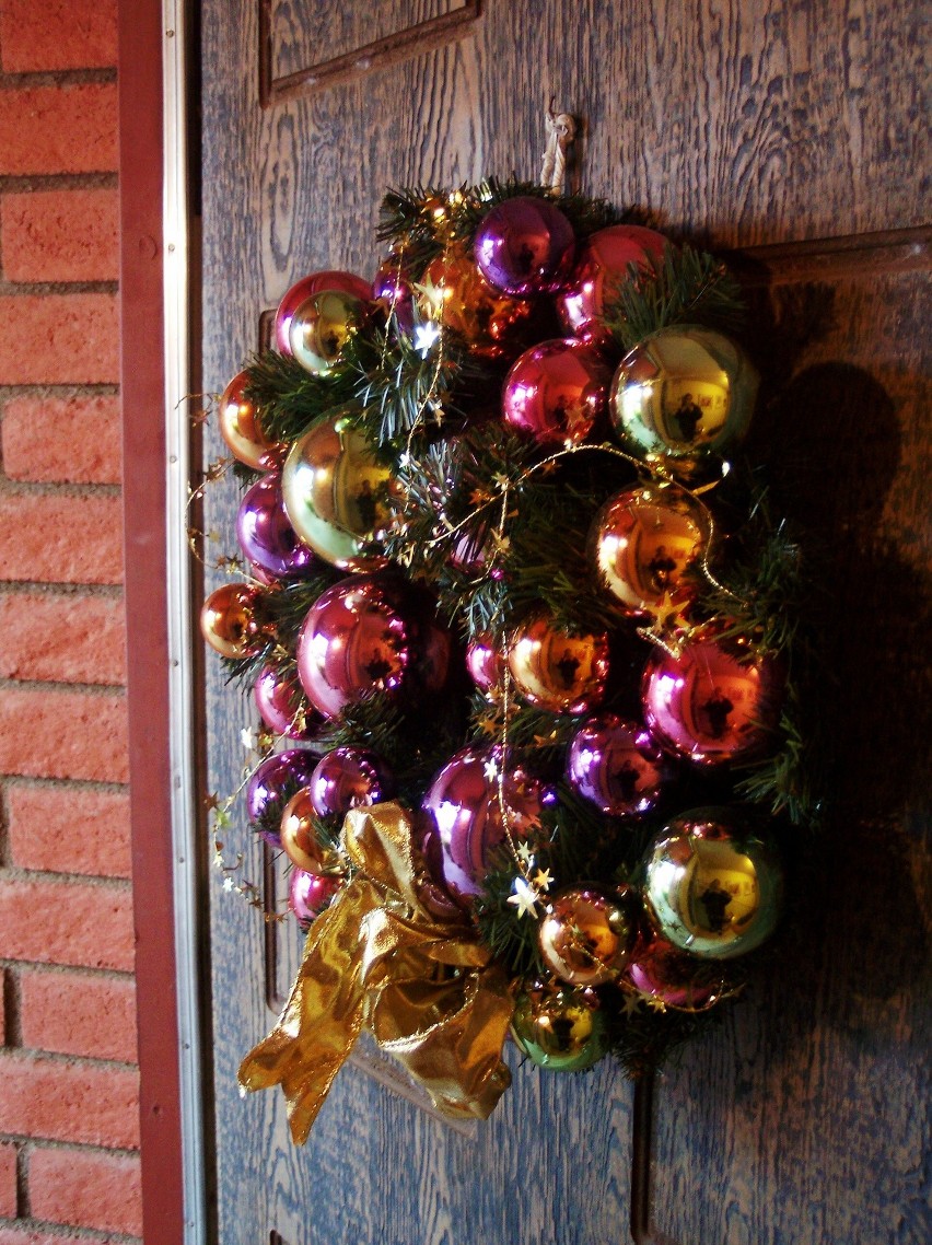 Dekoracja świąteczna zawieszona na drzwiach wejściowych...