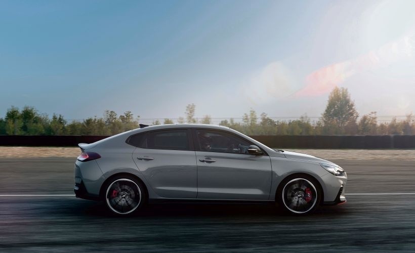 Hyundai i30 fastback N. N oznacza sportowy charakter. Samochód w 6,4 sekundy rozpędza się do 100 km/h 