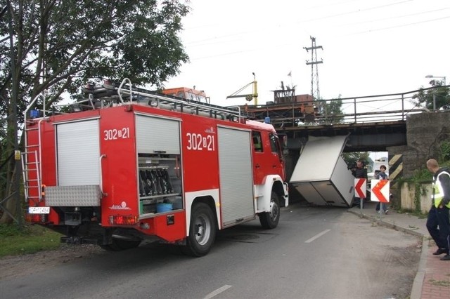 12 września 2009 roku mercedes Sprinter z ładunkiem nie zmieścił się pod wiaduktem na ul. Krapkowickiej.