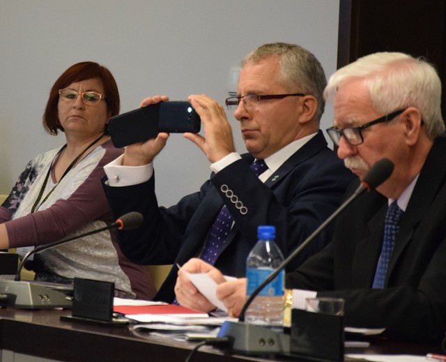 Radnych PiS zirytowało, że starosta Leszek Waszkiewicz w czasie obrad sesji bawi się telefonem i robi nim zdjęcia, też radnym PiS. 