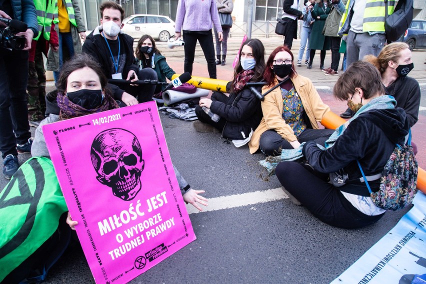 Aktywiści Extinction Rebellion Wrocław zablokowali ulicę...