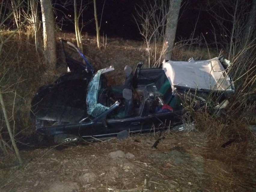 Janów: Wypadek BMW. Auto wpadło do rzeki. Zginął 18-letni...