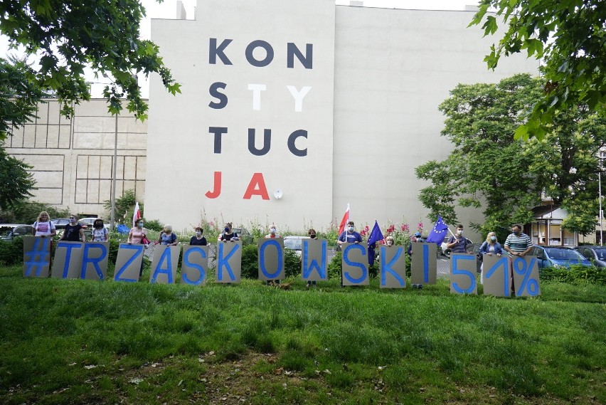 Manifestanci zebrali się przy ulicy 27 Grudnia w Poznaniu...