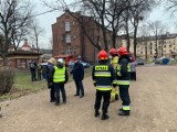Pożar kamienicy w Zawierciu: 6 osób, w tym trójka dzieci, zostało przewiezionych do szpitala. Strażacy pracują na miejscu, aby ugasić pożar