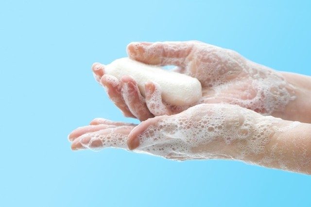 Mycie rąk. Ta czynność higieniczna wydaje się oczywista i robiona przez wszystkich kilka razy dziennie. Okazuje się jednak, że część osób lekceważy mycie rąk. A to błąd.  Woda i mydło potrafią zdziałać cuda. Mycie rąk to najlepszy sposób zapobiegania większościom infekcji. Na jakie choroby narażeni są ci, którzy nie myją rąk?  Czytaj dalej. Przesuwaj zdjęcia w prawo - naciśnij strzałkę lub przycisk NASTĘPNE
