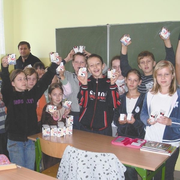 Uczniowie kl. IVc  z wychowawczynią Małgorzatą Kozak i wicedyrektorem szkoły, Henrykiem Łukaszewiczem. Właśnie dostały po kartoniku mleka.