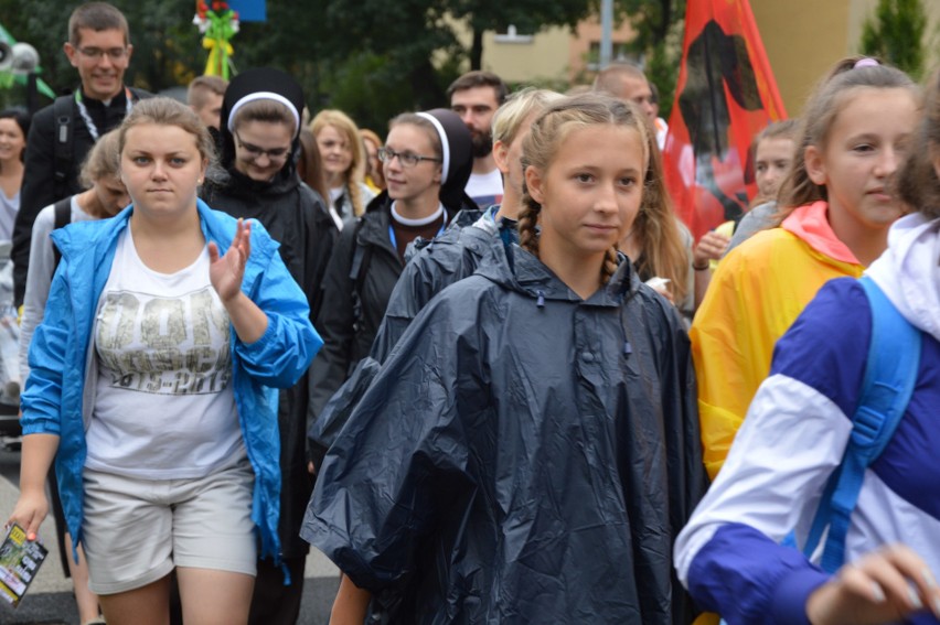 Oświęcim. Pielgrzymi w drodze na Jasną Górę [ZDJĘCIA, WIDEO]