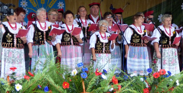 Zespół Pieśni i Tańca Wiśliczanie wystąpi podczas niedzielnej imprezy w Wiślicy - w tradycyjnym widowisku obrzędowym "Idziemy do was z wieńcem".