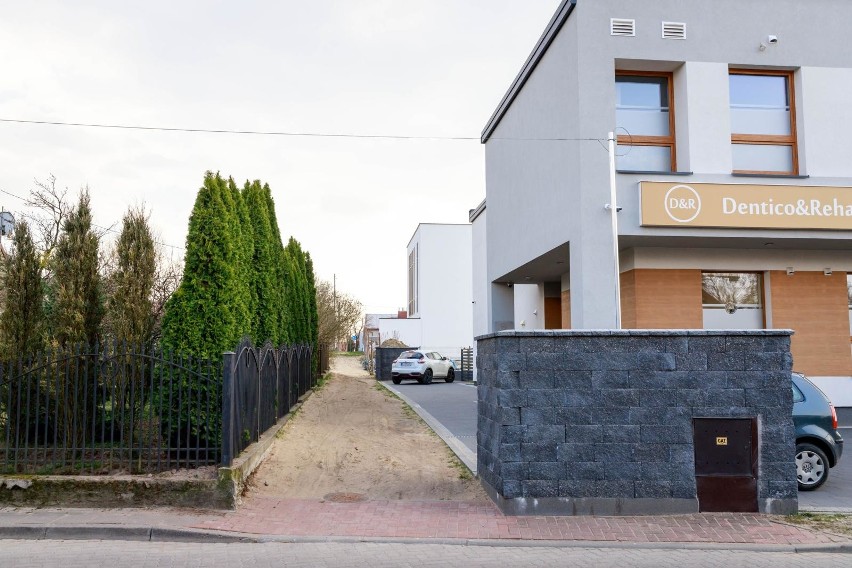 Pozwolenie na budowę z drogą dojazdową o pół metra węższą niż wymagają przepisy. Mieszkanka powiadomi służby