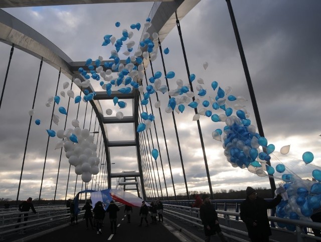 Na moście symbolicznie połączono dzisiaj flagi - unijną, miejską i narodową - na wysokości tablicy z nazwą patronki mostu gen. Elżbiety Zawackiej