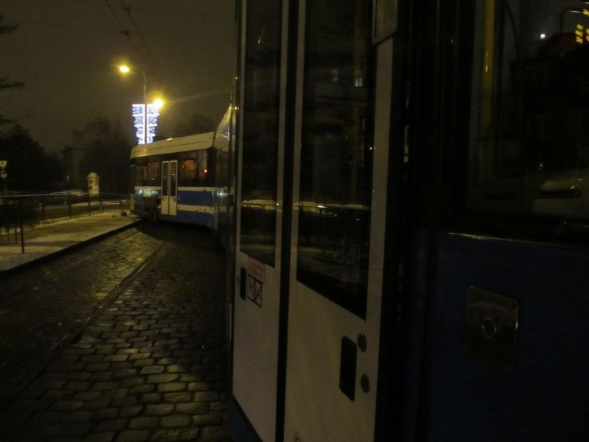 Wrocław: Wykolejenie tramwaju w centrum. Były utrudnienia [ZDJĘCIA]