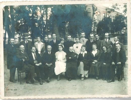 Pedagodzy po pierwszej maturze w Gimnazjum im. króla Zygmunta Augusta w 1920 roku. Ze zbiorów Muzeum Podlaskiego w Białymstoku.