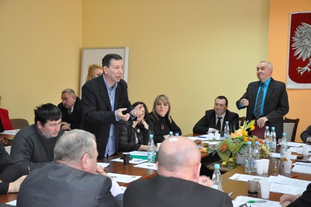 W czasie sesji doszło do polemiki między przewodniczącym Rady Gminy Mieczysławem Piątkiem (z prawej) a radnym Stanisławem Baską, który skierował skargę do wojewody.
