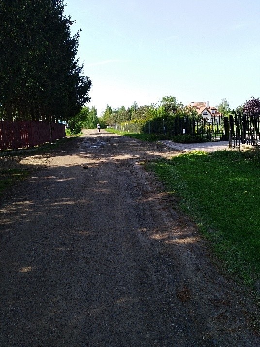 Remont ul. Urodzajnej w Lublinie. Kładą asfalt tylko na swojej połowie drogi (ZDJĘCIA)