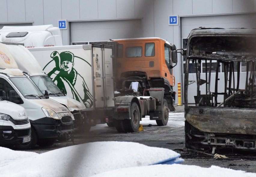 Duży pożar przy Żmigrodzkiej. Spłonęły dwa autobusy i siedem pojazdów dostawczych