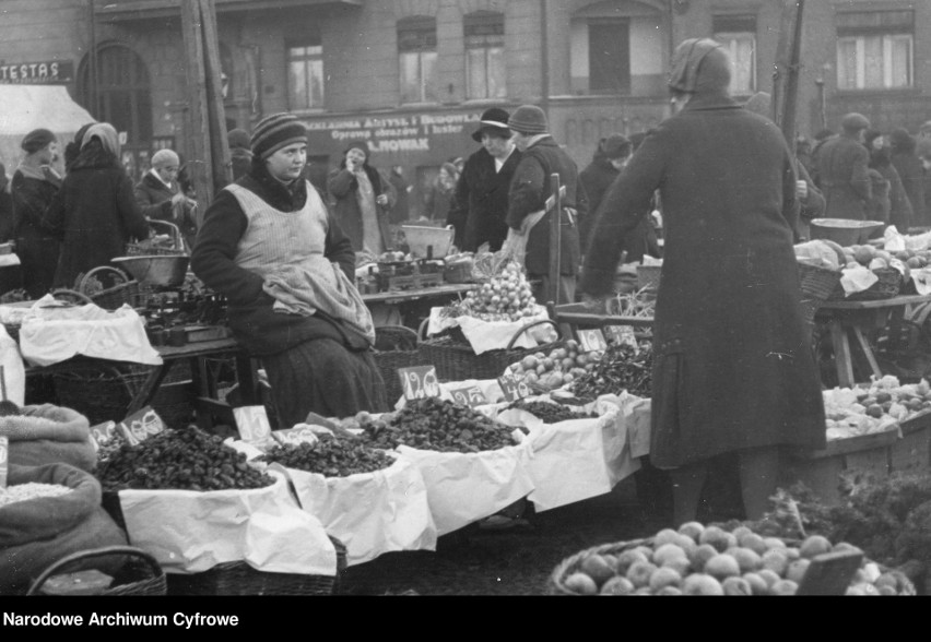 Sprzedaż owoców i warzyw na targu na Rynku Wildeckim w...