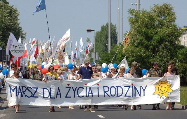 Tak koszalinianie maszerowali rok temu. W tym roku, po jego zakończeniu, każdy będzie mógł napisać na specjalnym materiale cytat z nauk Jana Pawła. Miejsca starczy dla wszystkich: długość materiału to aż 100 metrów. 