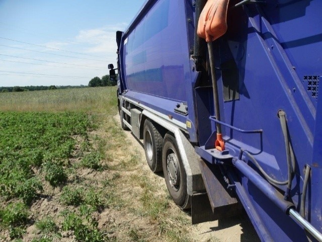 Do wypadku z udziałem śmieciarki doszło na lokalnej drodze w...