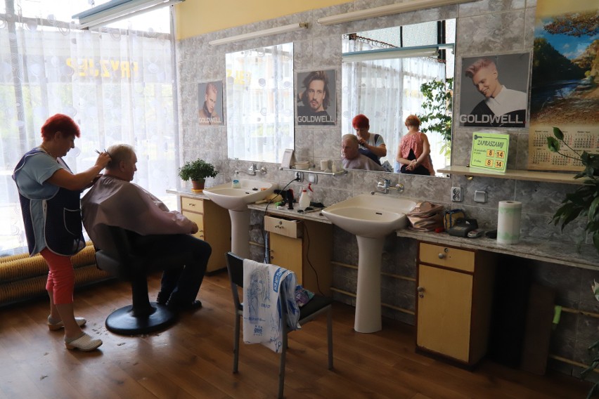 Fryzjerki walczą o swój salon. Miasto zaproponowało właścicielkom wykupienie lokalu, w którym od pół wieku pracują za 340 tys. zł