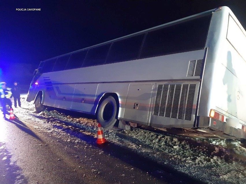 Podhale. Autobus przewożący dzieci zsunął się z drogi do rowu. Mógł się wywrócić [ZDJĘCIA] 