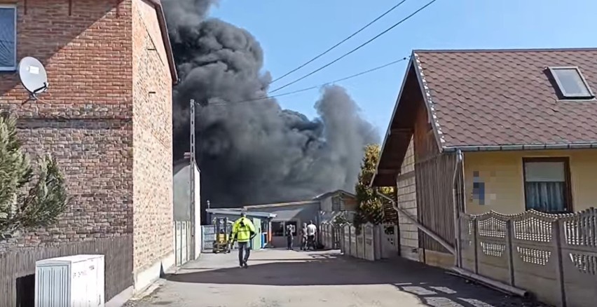 Pożar w zakładzie produkcji zniczy w Blachowni. Kłęby dymu...