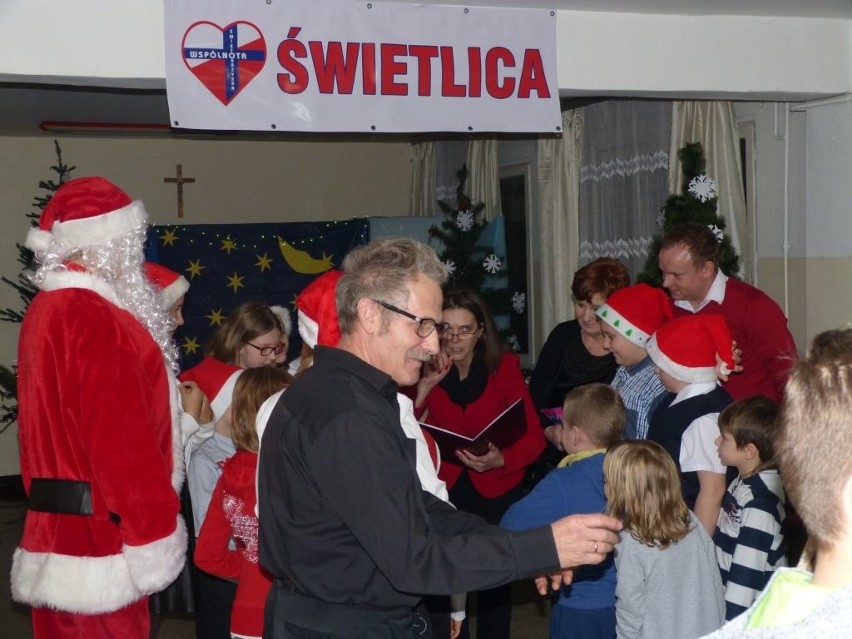 Mikołaj dotarł na osiedle Rosochy w Ostrowcu. Rozdawał prezenty i bawił się z dziećmi