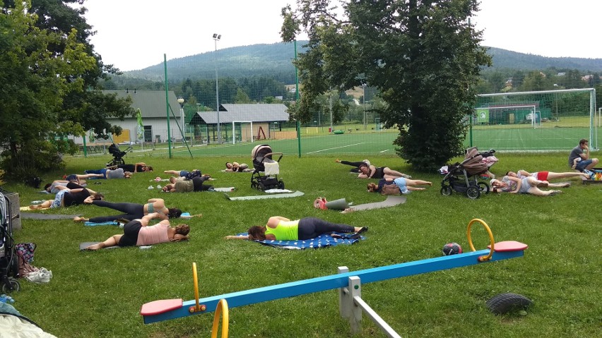 Myślenice. Zajęcia dla mam maluchów. Na pierwszy ogień poszedł pilates 