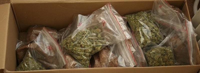 Policja znalazła 4 kg narkotyków szmuglowanych w kole zapasowym