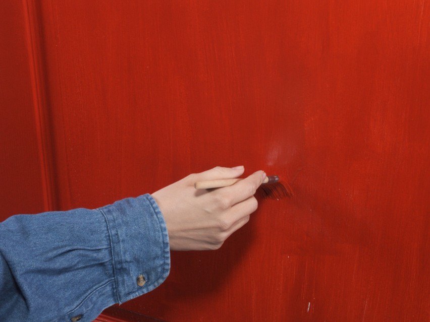 Oczyszczone i suche drzwi malujemy drugą warstwą emalii.
