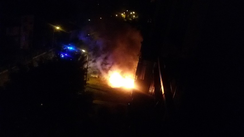 W nocnym pożarze spłonął volkswagen golf, zaparkowany przy...