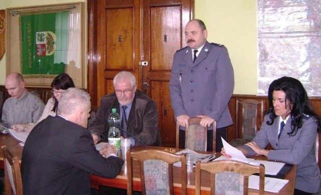 Podinspektor Marek Szewczyk (stoi), zastępca komendanta powiatowego policji w Grójcu, wyjaśnia, na czym polega akcja "Profilaktyka a historia&#8221;.