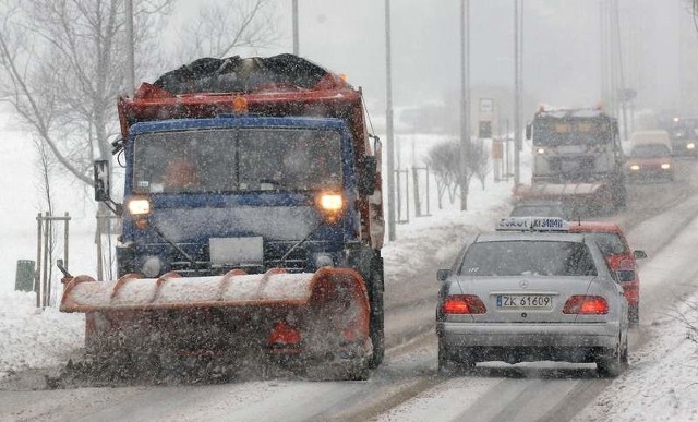 Do zimy jeszcze daleko, ale Powiatowy Zarząd Dróg w Koszalinie już teraz chce kupić m.in. ciężki pług do odśnieżania dróg, oraz duży rębak do gałęzi i ciągnik z przyczepą.