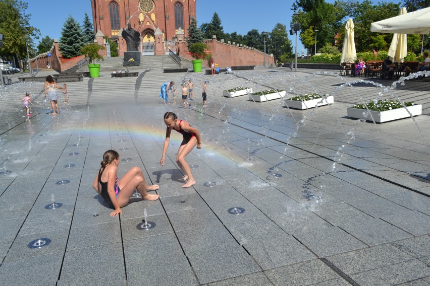 Rybnik: Dzieci walczą z upałem w fontannie przy Bazylice