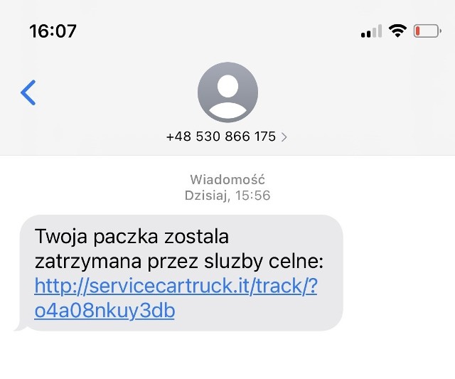 Wiadomości zawierają link, którego kliknięcie powoduje pobranie złośliwej aplikacji na telefon.