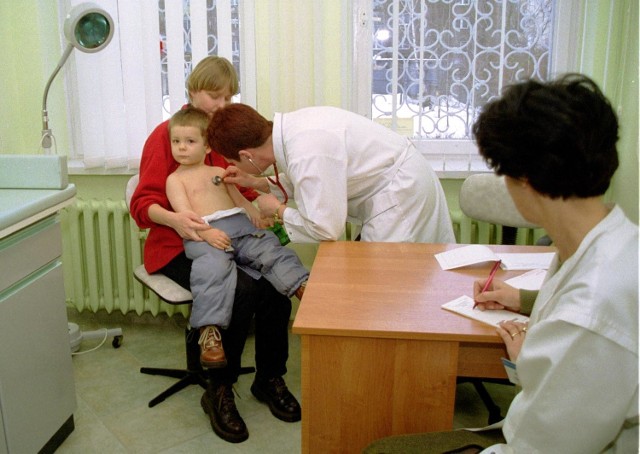 Dr Jolanta Krasowska bada pacjenta w nowym punkcie opieki całodobowej, który mieści się w poradni przy ul. Kadłubka 10/11.