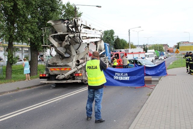 Na ul. Poznańskiej w Nakle zginęła w piątek 65-letnia rowerzystka. Dostała się pod koła ciężarówki.