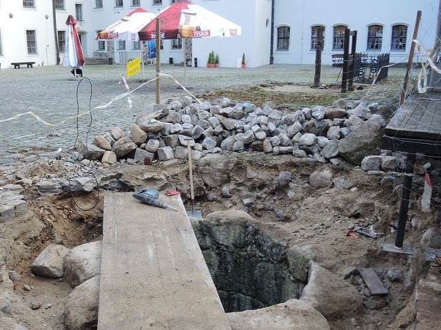 Na dziedzińcu zamkowym rekonstruowana jest średniowieczna studnia.