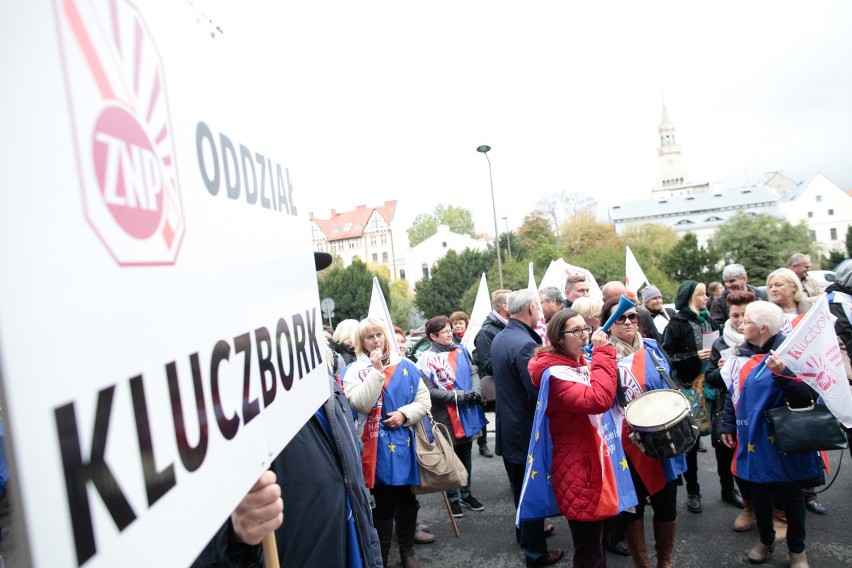 Nauczyciele ze Związku Nauczycielstwa Polskiego protestowali...